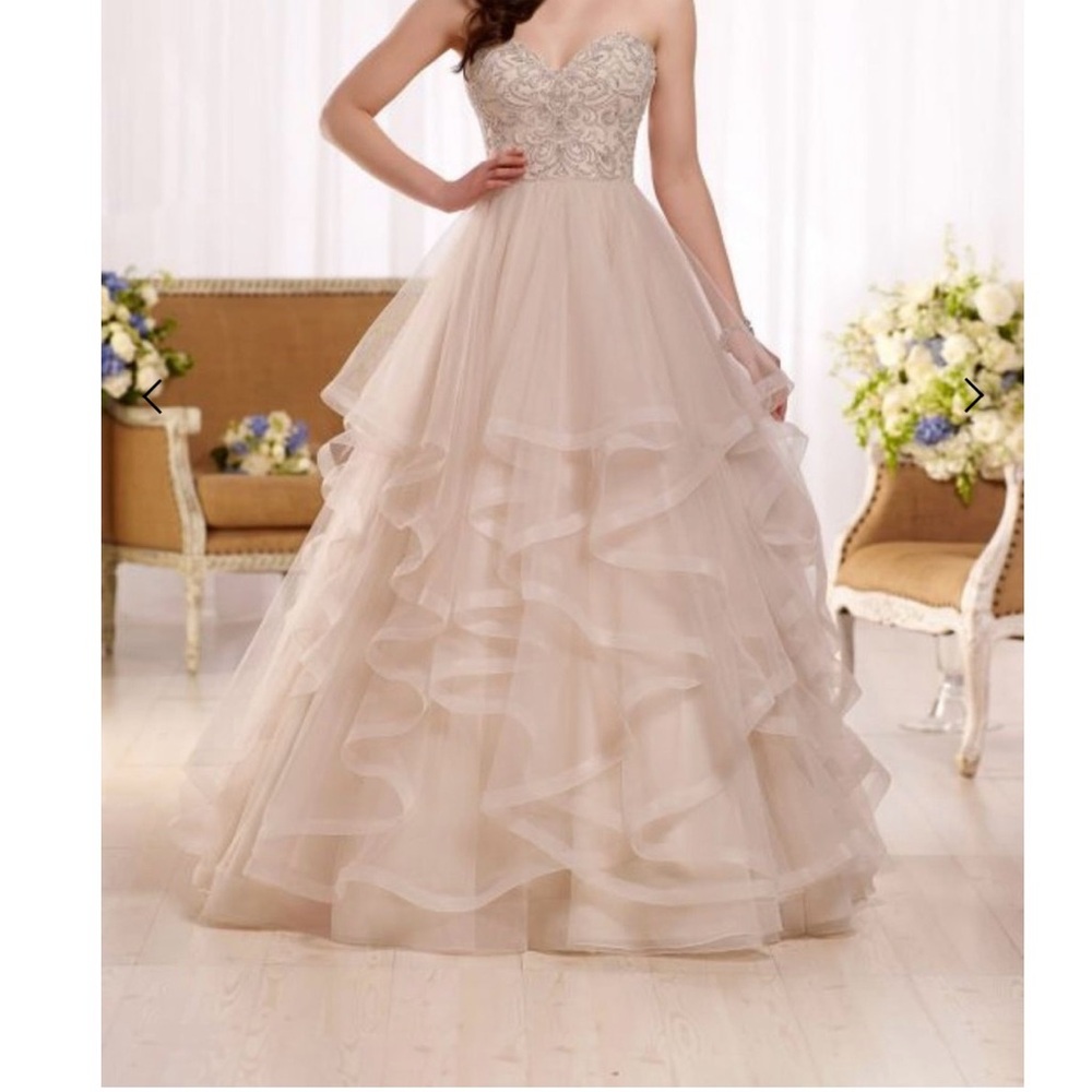 Chic Cream Strapless Wedding Dress